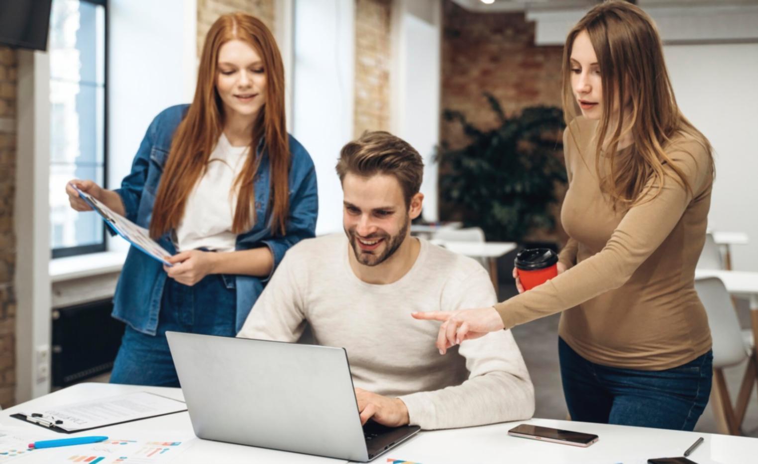 Équipe forynthea travaillant sur des stratégies de consolidation
